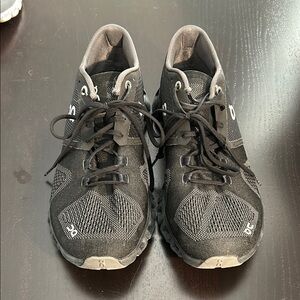 On Cloud - running shoes style cloud x black. Lightly worn